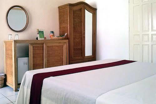 Whispering Palms Island Resort Bacolod Extérieur photo